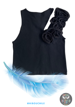 Polera negra con flores hombro
