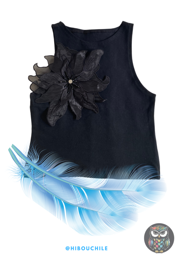 Polera negra con flor