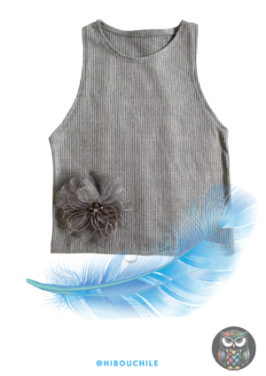 Polera gris con flor